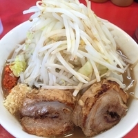 ラーメン、麺少なめ、ヤサイ、ニンニク、辛ショウ、限定ブタマシ