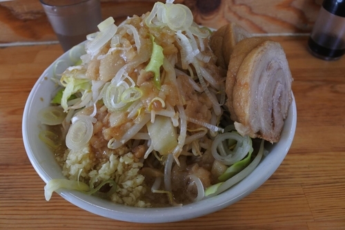 「ラーメン中+小豚増し」@ハイマウントの写真