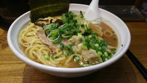 「ワンタンラーメン(880円)」@豚骨ラーメン 甲斐の写真