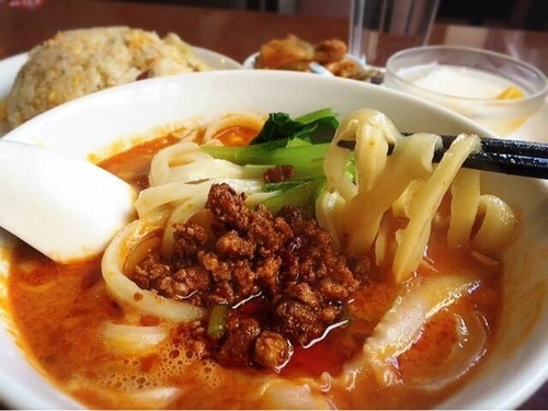 「タンタン刀削麺(とうしょうめん)+半チャーハン(700円)」@広東名菜・健康美食 一品閣の写真