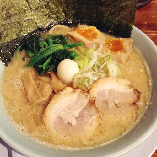 「豚骨醤油味玉ラーメン」@横浜家系ラーメン 清六家 沼袋店の写真