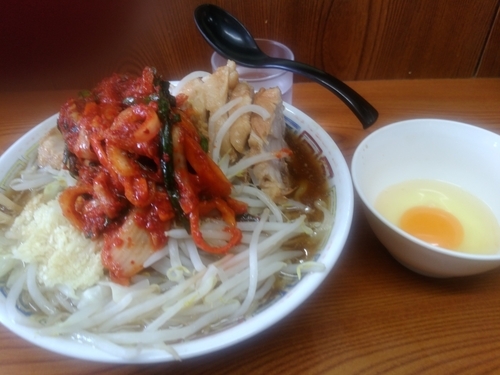 「ブタ入りラーメン生卵タマネギキムチ」@ラーメン二郎 亀戸店の写真