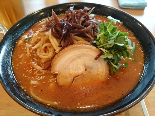 「地獄らーめん850円＋ウーロンハイ」@地獄ラーメン 大勝園の写真