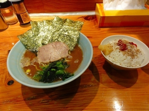 「ラーメン680円　麺硬め　無料ライス2杯」@横浜ラーメン 武蔵家 大井町店の写真