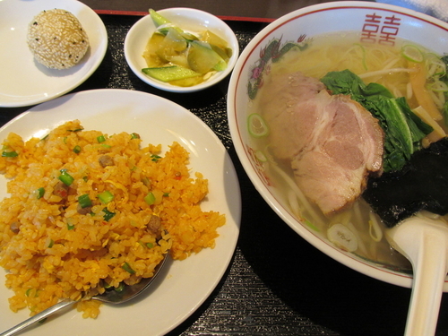 「ランチNo.４（塩ﾗｰﾒﾝ+半ﾁｬｰﾊﾝ）　「950円」」@牡丹飯店 越谷店の写真