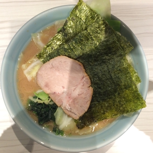「らーめん並盛650円＋キャベツ150円」@横浜家系らーめん 武虎家 綱島店の写真