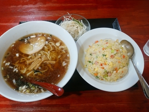 「Ａランチ(醤油ラーメンと半チャーハンのセット)780円」@中国本場的料理 華龍飯店 高崎モントレー店の写真