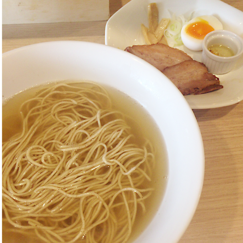 「赤城鳥と鰹のラーメン　塩（麺少なめ 海老油ver）　750円」@麺＆cafe Coi.Coi.の写真