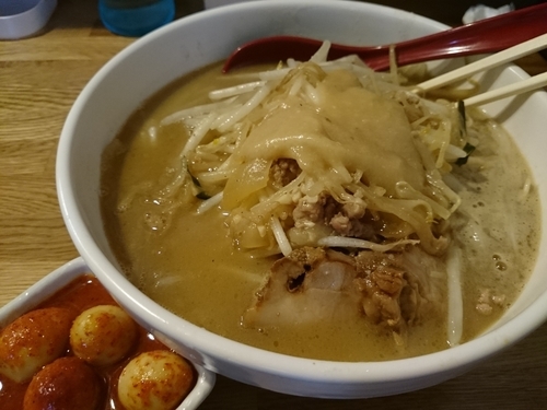 「味噌ラーメン(野菜大盛)800円＋チンピラ玉子150円」@味噌麺処 楓の写真