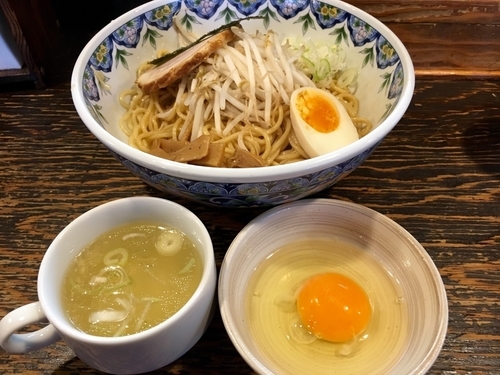 「油麺 大 (スープ付) ¥750 + 生卵 ¥50」@油麺専門店 江川亭 三鷹大沢店の写真