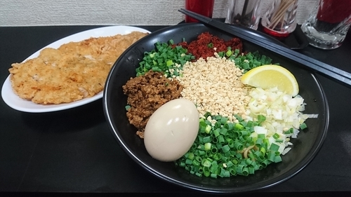 「新担担麺(＋辛味増し)＋小ライス(サービス)＋揚げチキン」@自家製麺SHINの写真