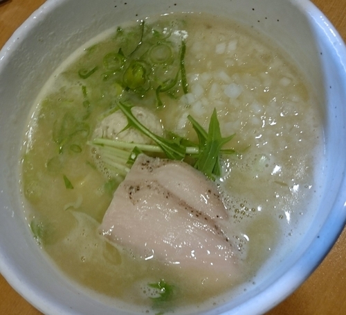 「鶏ＳＯＢＡ塩（750円）＋　半ライス（ランチサービス）」@らーめん 銀杏 亀有店の写真