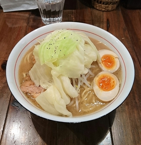 「特製醤油らぁ麺 (大盛) + 煮豚丼」@井之上屋の写真