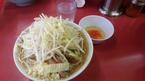 「小豚入りラーメン、ニンニク」@ラーメン二郎 桜台駅前店の写真