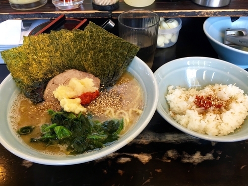 「海苔ラーメン ¥700 + 小ライス無料 (カタメ、オオメ)」@横浜ラーメン 武蔵家 三鷹店の写真