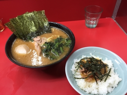 「ラーメン＋味玉＋ライス（まぶし）650＋70＋150円」@ラーメン杉田家の写真