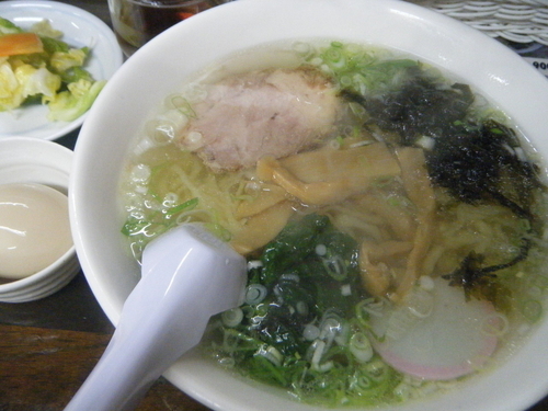 「ラーメン700円+味付き玉子100円（おしんこ付き）」@ラーメン おおもりの写真