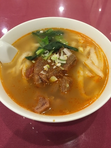 「牛バラ肉刀削麺  972円」@四川料理 京華樓 別館の写真