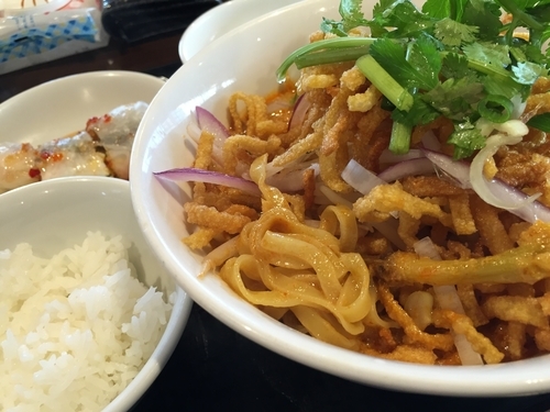 「チェンマイカレーヌードルセット 1200円」@ティーヌーン イオンモール幕張新都心店の写真