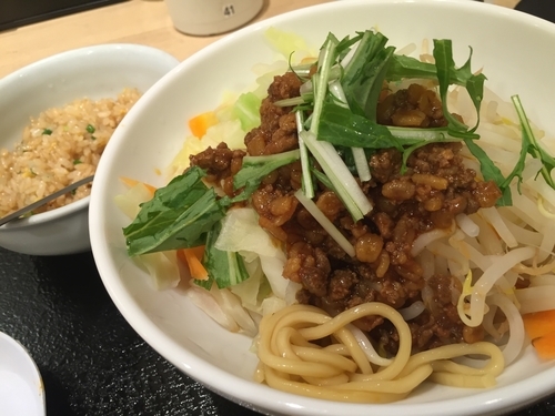 「まぜ辛めん 500円 ミニチャーハン 100円 (税抜)」@長崎ちゃんぽん リンガーハット 大森店の写真