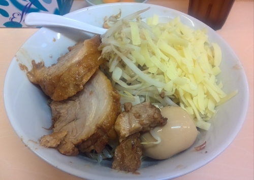「油そば＋チーズ＋味玉(麺少なめ・にんにく少し)」@自家製ラーメン 大者の写真