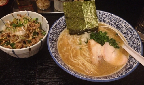 「濃厚醤油鶏白湯らーめん＋本日の肉飯(750円＋250円)」@麺屋 沼田の写真