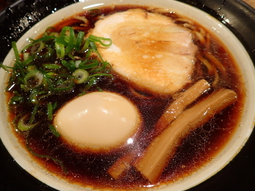 「大阪ブラック （こだわり煮玉子入り）＋ニンニク」@金久右衛門 道頓堀店の写真