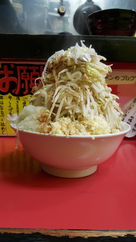 「ラーメン700円(ヤサイニンニクマシマシ、他全マシ)」@豚ラーメン 蕨店の写真
