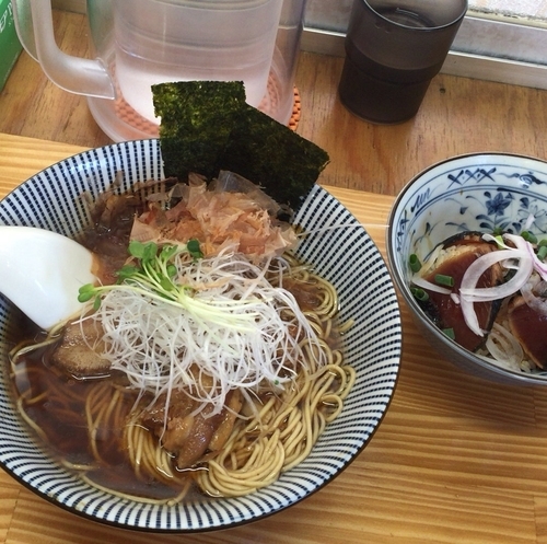 「初鰹とやんばる豚の中華そば」@中華そば よしかわの写真