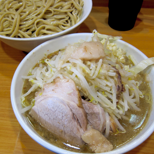 「レモンつけ麺 880円 + 大盛 100円（野菜・大蒜・脂）」@ラーメン二郎 八王子野猿街道店2の写真