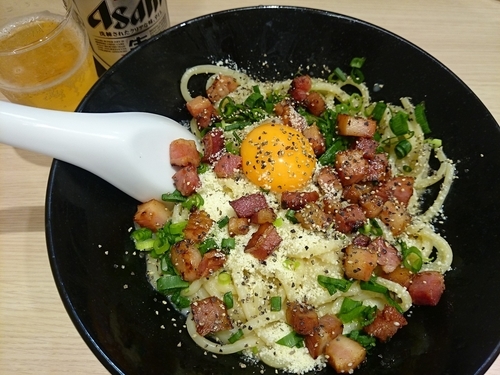 「カルボナーラまぜそば¥880＋ビール小瓶¥360＝¥1140」@頑者製麺所 エキア成増店の写真