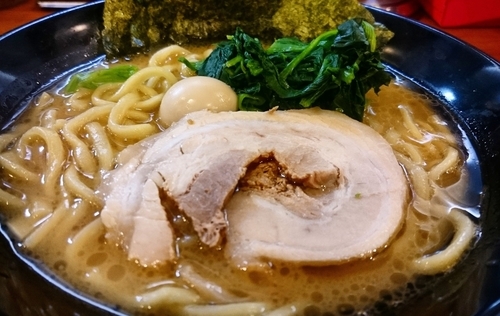 「ラーメン、カタメ、無料半ライス」@代々木商店の写真