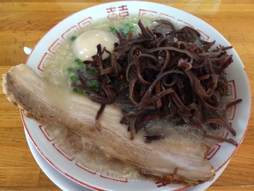 「塩豚骨 キクラゲ増し」@中華そば専門 めんやいただきの写真