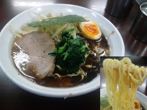 「黒豚骨醤油ラーメン固め750円」@横浜らーめん 源泉の写真