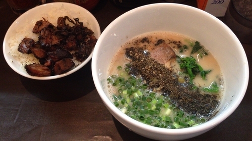 「白豚めん＋まかない飯(700円＋100円)」@やすのたまぞうの写真