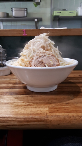 「ラーメン並300g(野菜マシ、ニンニク、アブラ)」@デカ盛り戦隊 豚レンジャーの写真