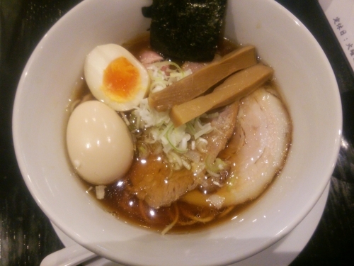 「味玉醤油らーめん（一周年記念黒さつま鶏×上州地鶏）」@麺屋 うめはら 伊勢崎店の写真