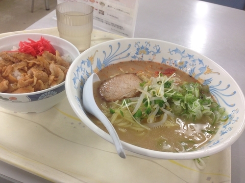 「ラーメン・ミニ丼セット（大盛り）570円＋50円」@厚木市役所 食堂の写真