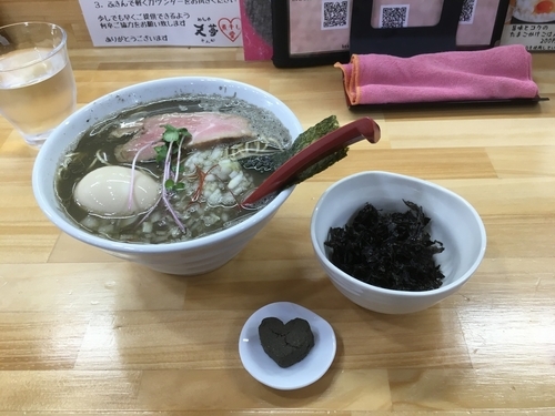 「煮干らーめん【ヤバニボ】＋岩海苔＋味玉」@めんや天夢の写真