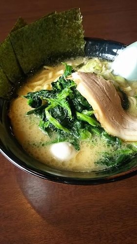 「濃厚豚骨醤油ラーメン(750円）＋ほうれんそう（100円）」@吟家 茂原店の写真