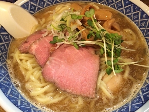 「ラーメン大盛り（800円）特増し（300円）エビスビールお通」@燦燦斗の写真