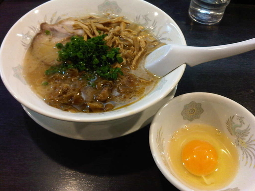 「メンマザーサイめん+なま玉子」@博多らあめん とっしん屋の写真