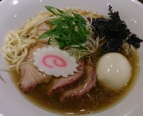 「豊深煮干しそば(醤油、手もみ) +味付玉子+窯焼チャーシュー」@麺や 虎徹の写真