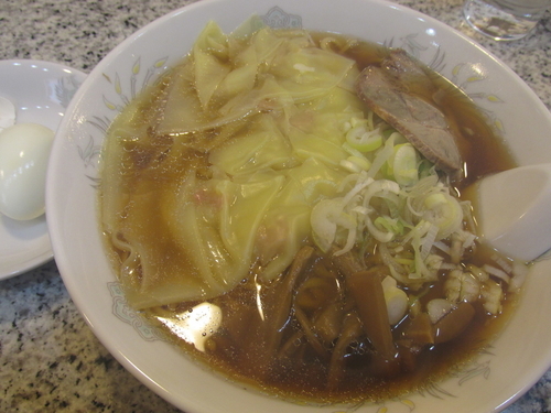 「ワンタン麺+茹で玉子　「700円+サービス」」@珍來 梅島店の写真