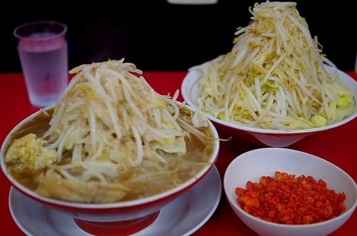「ラーメン(ニンニク・ヤサイマシマシ・アブラ・辛揚げ)」@鷹の目 獨協大学前本店の写真