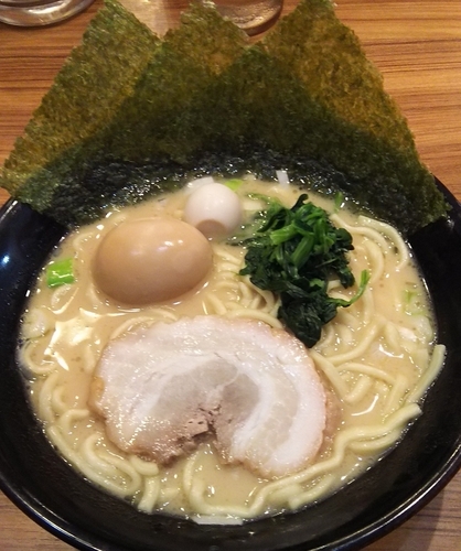 「味玉ラーメン(麺カタ油少なめ)」@横浜家系ラーメン 壱角家 野田山崎店の写真