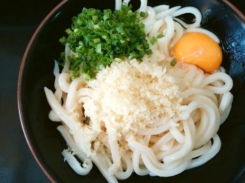 「2玉（冷）＋生玉子」@松下製麺所の写真