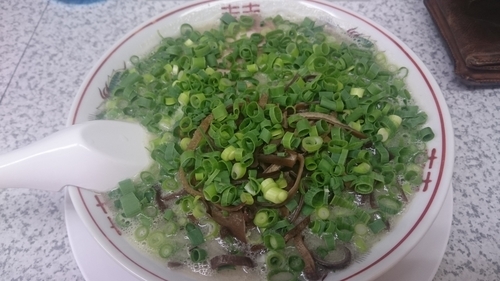 「博多豚骨ラーメン➕ねぎ、きくらげ」@ラーメン池田の写真
