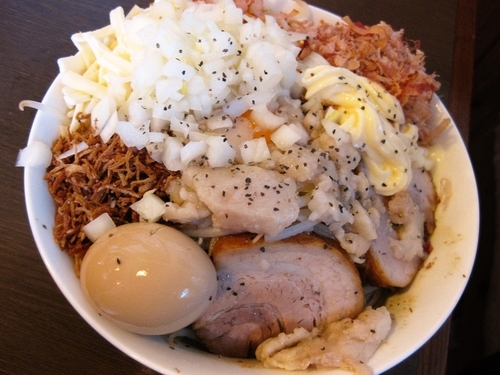 「【気まぐれメニュー】まぜそば大盛￥900」@つけ麺 弥七の写真