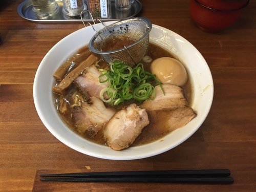 「特製らーめん 870円＋鰹丼280円(ランチタイム価格)」@らーめん かつお拳の写真